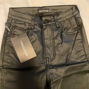 PrettyLittleThing - Black 5 Pocket Coated Skinny Jean